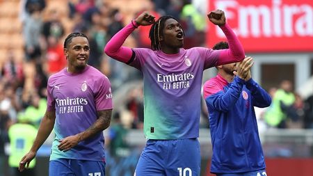 MILAN, ITALY - SEPTEMBER 23: (L-R) Noah Okafor, Rafael Leao and Alessandro Florenzi of AC Milan celebrate the victory at the end of the Serie A TIM match between AC Milan and Hellas Verona FC at Stadio Giuseppe Meazza on September 23, 2023 in Milan, Italy. (Photo by Marco Luzzani/Getty Images)