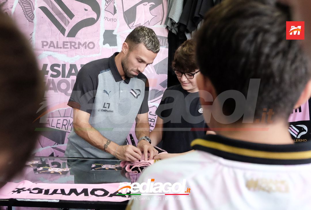 FOTO PALERMO: Federico Di Francesco scatta selfie con i tifosi allo store (GALLERY) - immagine 48