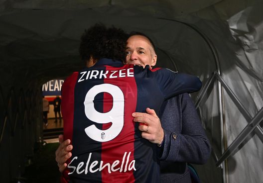 L'abbraccio tra Zirkzee e Saputo. (Foto di Alessandro Sabattini/Getty Images) Bologna, fatturato da record: si sfiorano i 200 milioni di euro- immagine 3