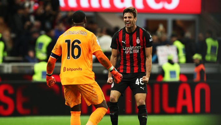 MILAN, ITALY - SEPTEMBER 28: Mike Maignan of AC Milan celebrates with Matteo Gabbia of AC Milan after the Serie A match between AC Milan and SSC Napoli at Giuseppe Meazza Stadium on September 28, 2025 in Milan, Italy. (Photo by Marco Luzzani/Getty Images) Rinnovo Maignan, Gabbia prova a convincere il portiere: il siparietto social - immagine 1