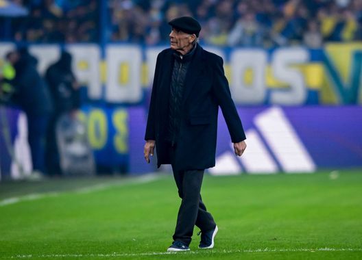 BUENOS AIRES, ARGENTINA - 24 AGOSTO: Miguel Angel Russo alllenatore del Boca Juniors entra in campo per il Torneo Clausura Betano 2025 e la gara tra Boca Juniors e Banfield. (Photo by Marcelo Endelli/Getty Images) Boca Juniors, lo sfogo di Russo: “Sono arrabbiato, in giro voci false sulla mia salute”- immagine 2