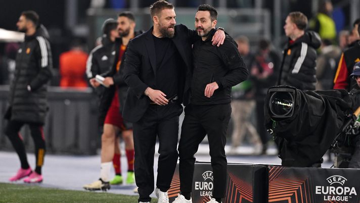 ROME, ITALY - MARCH 07: Daniele De Rossi, Head Coach of AS Roma, embraces Roberto De Zerbi, Manager of Brighton & Hove Albion, at full-time following the UEFA Europa League 2023/24 round of 16 first leg match between AS Roma and Brighton & Hove Albion at Stadio Olimpico on March 07, 2024 in Rome, Italy. (Photo by Mike Hewitt/Getty Images) Brighton-Roma, le formazioni ufficiali di De Rossi e De Zerbi - immagine 1