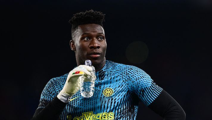 Inter Milan's Cameroonian goalkeeper #24 Andre Onana warms up ahead of the UEFA Champions League final football match between Inter Milan and Manchester City at the Ataturk Olympic Stadium in Istanbul, on June 10, 2023. (Photo by Marco BERTORELLO / AFP) (Photo by MARCO BERTORELLO/AFP via Getty Images) Onana: “L’Inter resta dentro: una parte di me è triste. Magari un giorno tornerò, lo United…” - immagine 1
