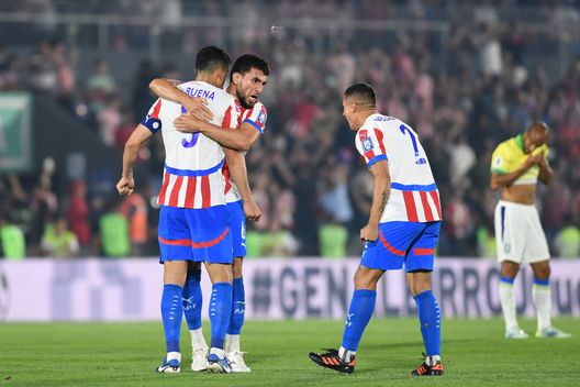 Asunción, Paraguay - 10 settembre 2024: I calciatori del Paraguay esultano dopo aver battuto il Brasile. (Foto di Christian Alvarenga/Getty Images) Brasile-Paraguay, statistiche e precedenti tra le due Nazionali- immagine 2