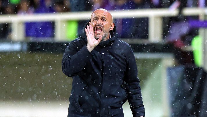 FLORENCE, ITALY - MAY 2: Head coach Vincenzo Italiano manager of ACF Fiorentina gestures during the UEFA Europa Conference League 2023/24 Semi-Final first leg match between ACF Fiorentina and Club Brugge at Stadio Artemio Franchi on May 2, 2024 in Florence, Italy.(Photo by Gabriele Maltinti/Getty Images) Italiano: “Ho una sola spiegazione per il gol di Thiago. Che voglia i cambi!” - immagine 1