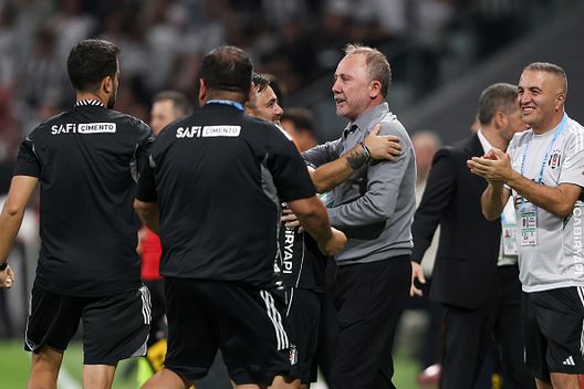 ISTANBUL, TURCHIA - 13 SETTEMBRE: L'allenatore Sergen Yalcin del Besiktas festeggia durante la partita di Super Lig tra Besiktas JK e Rams Basaksehir FK allo stadio Tupras il 13 settembre 2025 a Istanbul, Turchia. (Foto di Ahmad Mora/Getty Images) Rafa Silva-Besiktas, la guerra continua: Yalçin non aspetterà oltre- immagine 2