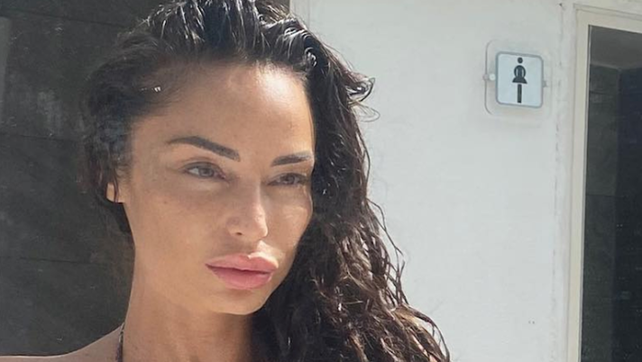 Raffaella, scatti bollenti in costume. Décolleté da sogno per la Fico - immagine 1