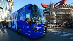 Inter, bus verso Torino illuminato dalle luci degli iPad: tutti sintonizzati su Lazio-Napoli
