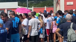 Castel di Sangro, tifosi in coda per i propri beniamini: lunga fila per gli autografi