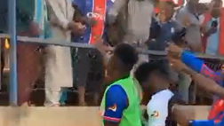 Incredibile in Camerun, tifosi pagano i calciatori per incentivarli prima della partita