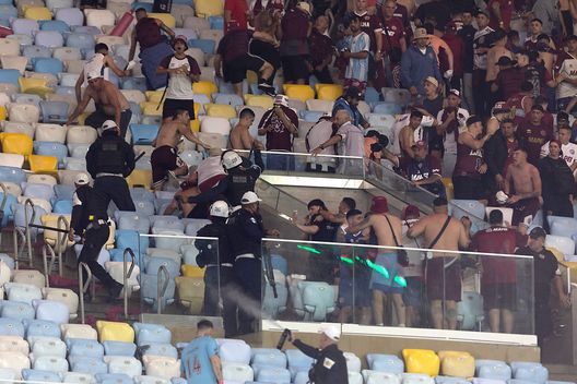 Sud America, ci risiamo: scontri tra polizia e tifosi del Lanús all’interno del Maracaná- immagine 2