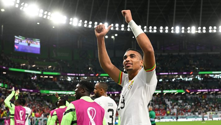 AL RAYYAN, QATAR - NOVEMBER 28: Alexander Djiku of Ghana applauds fans after the 3-2 win during the FIFA World Cup Qatar 2022 Group H match between Korea Republic and Ghana at Education City Stadium on November 28, 2022 in Al Rayyan, Qatar. (Photo by Claudio Villa/Getty Images) Dal Ghana – La Lazio punta un difensore del Fenerbahce ma c’è anche il Napoli - immagine 1