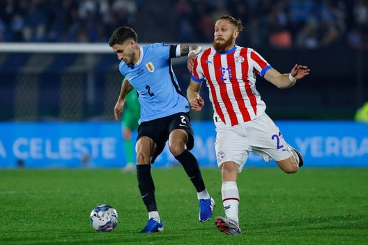 Montevideo, Uruguay - 6 settembre 2024: Santiago Bueno dell'Uruguay ed Isidro Pitta del Paraguay durante la partita di qualificazione ai Mondiali 2026. (Foto di Ernesto Ryan/Getty Images) Paraguay-Uruguay, i precedenti tra le due Nazionali sudamericane- immagine 3