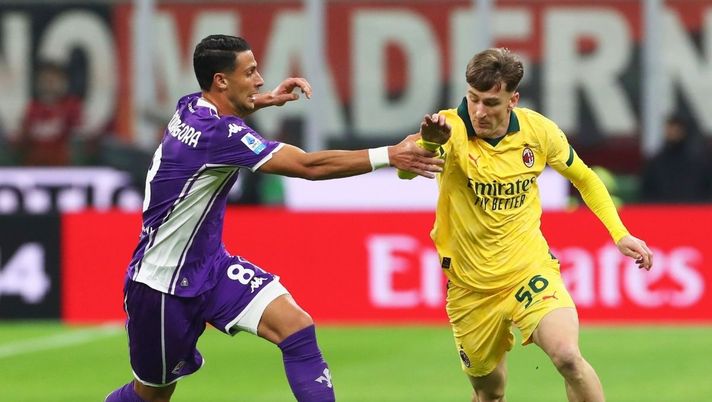 Milan-Fiorentina, Mandragora contende il pallone a Saelemaekers | AC Milan News (Foto Getty Images) Impallomeni: 'Serie A di una mediocrità che fa spavento. Il Milan ...'