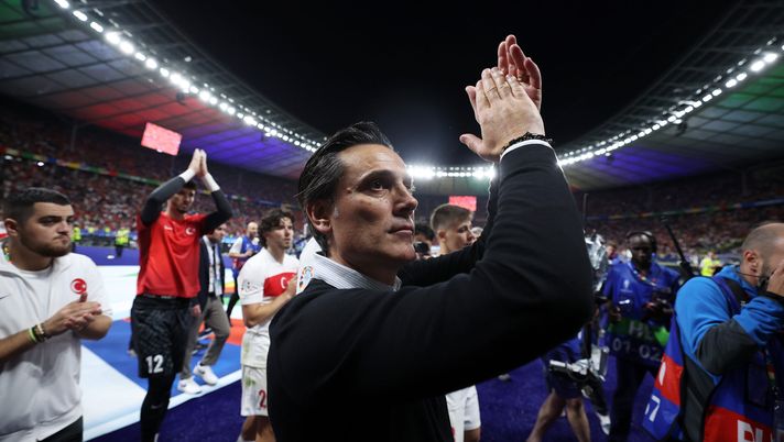 BERLIN, GERMANY - JULY 06: Vincenzo Montella, Head Coach of Turkiye, applauds the fans after the team's defeat in the UEFA EURO 2024 quarter-final match between Netherlands and Türkiye at Olympiastadion on July 06, 2024 in Berlin, Germany. (Photo by Alex Grimm/Getty Images) Turchia l'orgoglio di Montella