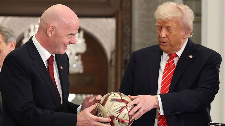 DOHA, QATAR - MAY 14: (L-R) FIFA President Gianni Infantino and U.S. President Donald J. Trump sign a football during a World Cup 2026 ceremony after a state dinner at the Lusail Palace on May 14, 2025, in Doha, Qatar. The visit underscores the strategic partnership between the United States and Qatar, focusing on regional security and economic collaboration. (Photo by Win McNamee/Getty Images) Infantino difende la FIFA: “Trump mi ha chiamato, ma il Comitato è indipendente!” - immagine 1