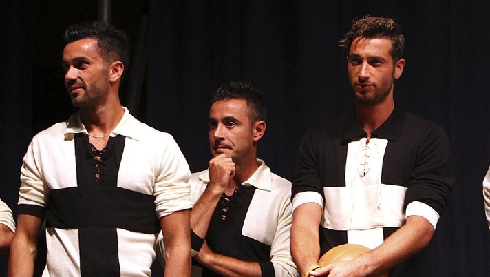 PARMA, ITALY - AUGUST 22: (L-R) Raffaele Palladino, Marco Marchionni, Antonio Mirante, Gabriel Paletta and Alessandro Lucarelli of Parma FC wear the 100th anniversary shirt at FC Parma Team Presentation on August 22, 2013 in Parma, Italy. (Photo by Marco Luzzani/Getty Images) Marchionni a VN: “Vi racconto Palladino. Lo conosco, non si farà sfuggire la chance” - immagine 1