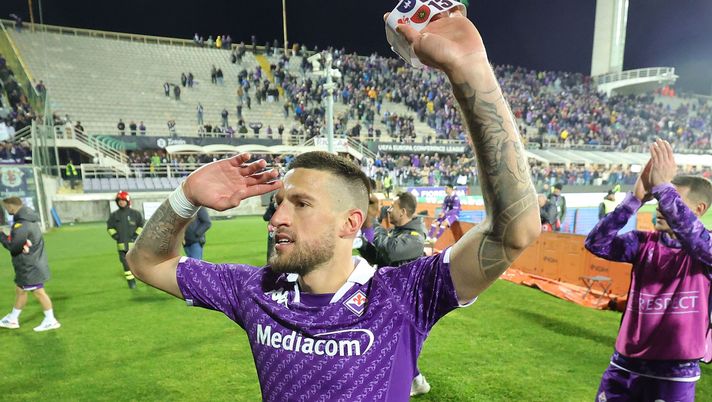 FLORENCE, ITALY - APRIL 18: Cristiano Biraghi of ACF Fiorentina celebrates the victory after and greets the fans after during the UEFA Europa Conference League 2023/24 Quarter-final second leg match between ACF Fiorentina and Viktoria Plzen at Stadio Artemio Franchi on April 18, 2024 in Florence, Italy.(Photo by Gabriele Maltinti/Getty Images Biraghi