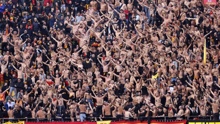 LECCE, ITALY - OCTOBER 20: Supporters of Lecce during the Serie A match between Lecce and Fiorentina at Stadio Via del Mare on October 20, 2024 in Lecce, Italy. (Photo by Maurizio Lagana/Getty Images) Tra Conte e gli ultras del Lecce c’è da sempre un clima teso: svelato il motivo - immagine 1