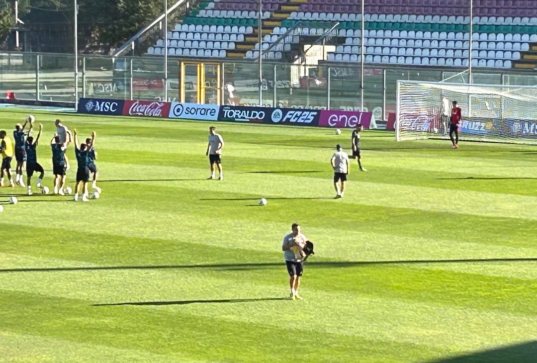 GALLERY Gli azzurri svolgono esercizi sui tiri in porta: Osimhen e Kvara sugli scudi - immagine 6