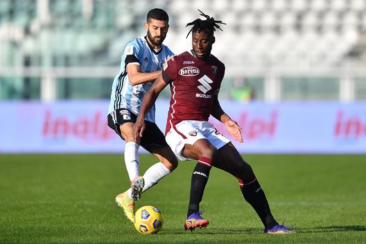 TURIN, ITALY - NOVEMBER 26: Soualiho Meite (R) of Torino FC is challenged by Marco Crimi of Virtus Entella during the Coppa Italia match between Torino FC and Virtus Entella at Stadio Olimpico di Torino on November 26, 2020 in Turin, Italy. (Photo by Valerio Pennicino/Getty Images) Milan, Meité: “Con Giampaolo le cose andavano male, mentalmente non è stato facile”- immagine 2