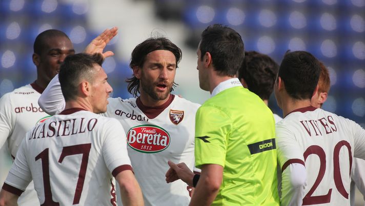 CAGLIARI, ITALY - FEBRUARY 24: Players of Torino protest for the penalty for Cagliari during the Serie A match between Cagliari Calcio and Torino FC at Stadio Sant'Elia on February 24, 2013 in Cagliari, Italy. (Photo by Enrico Locci/Getty Images) Cagliari-Torino, l’album dei ricordi: dal gol di Simoni a quel 4-3 per cuori forti- immagine 1