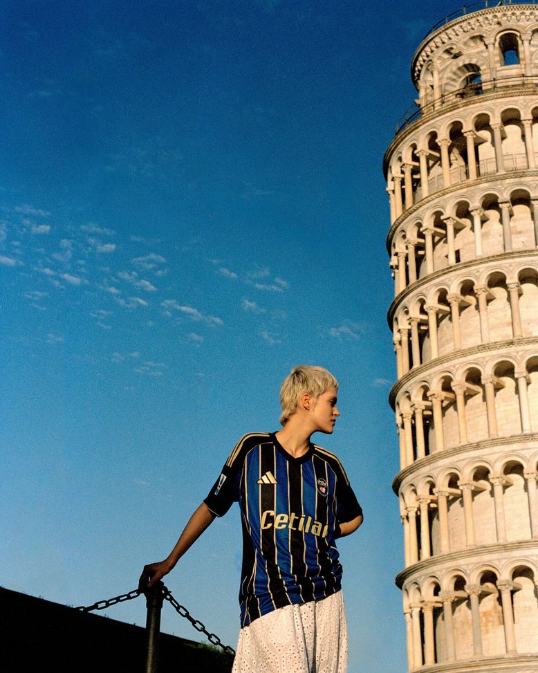 Pisa, svelata la nuova maglia Home: oro e tradizione nerazzurra- immagine 2