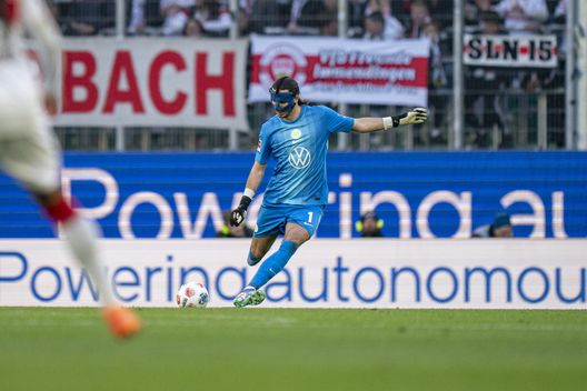 WOLFSBURG, GERMANIA – 18 OTTOBRE: Il portiere Kamil Grabara del VfL Wolfsburg in azione durante la partita di Bundesliga tra VfL Wolfsburg e VfB Stoccarda alla Volkswagen Arena il 18 ottobre 2025 a Wolfsburg, Germania. (Foto di Fabio Deinert/Getty Images) Bundesliga, Wolfsburg-Hoffenheim: streaming gratis e diretta tv- immagine 3