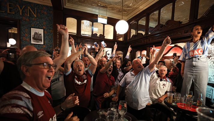 LONDON, ENGLAND - JUNE 07: West Ham fans celebrate during the UEFA Europa Conference League Final at The Boleyn Tavern on June 07, 2023 in London, England. (Photo by Alex Pantling/Getty Images) Hammers, frecciate da derby: noi la Conference, e voi Arsenal e Tottenham? - immagine 1