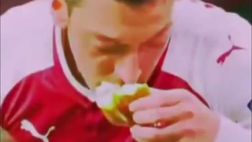 Oggetti e cibo lanciato dai tifosi sugli spalti: le reazioni da brividi dei giocatori