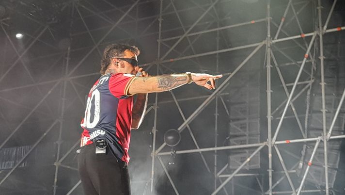 Salmo in concerto a Cagliari, con la maglia di Pavoletti! - immagine 1