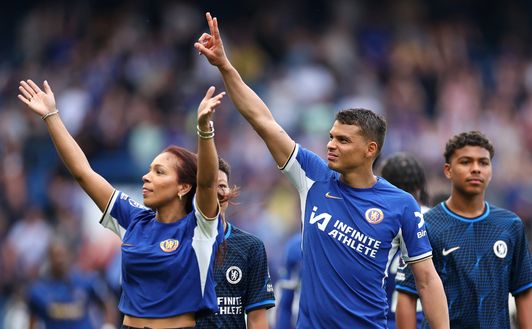 Thiago Silva dopo l'ultima partita con il Chelsea. A destra il figlio Isago (Photo by Ryan Pierse/Getty Images) Il figlio di Thiago Silva firma con il Chelsea, giocherà per l’Under 18 del club- immagine 2