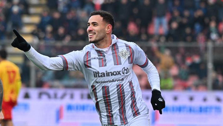 CREMONA, ITALY - DECEMBER 07: Antonio Sanabria of US Cremonese celebrates after scoring the 2-0 goal during the Serie A match between US Cremonese and US Lecce at Stadio Giovanni Zini on December 07, 2025 in Cremona, Italy. (Photo by Marco M. Mantovani/Getty Images) Barbieri (La Provincia Cremona): “Sanabria? Avvio difficile, ora è importante” - immagine 1