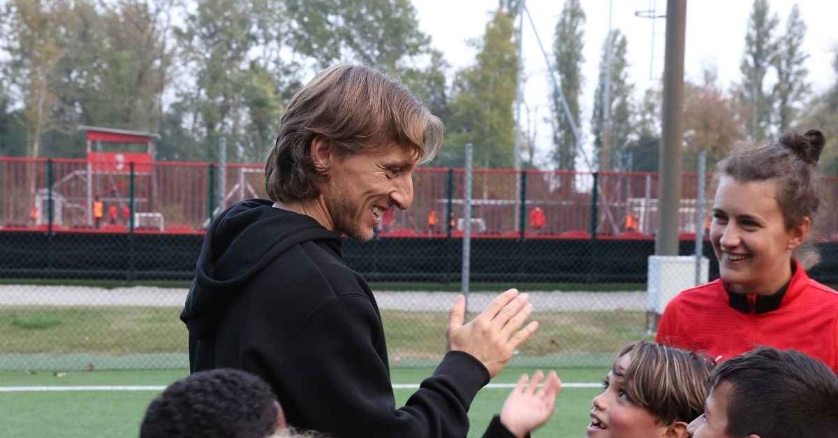 Modric ai giovani ragazzi del Milan: “Credete in voi stessi. Lavorate duro” Modric ai giovani ragazzi del Milan: “Credete in voi stessi. Lavorate duro”