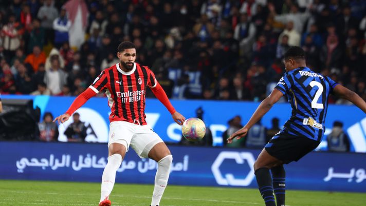 RIYADH, SAUDI ARABIA - JANUARY 06: Yunus Musah of AC Milan is challenged by Denzel Dumfries of FC Internazionale  during the Italian Super Cup Final match between FC Internazionale and AC Milan at the Al Awwal Park Stadium on January 06, 2025 in Riyadh, Saudi Arabia. (Photo by Giuseppe Cottini/AC Milan via Getty Images)  Milan-Inter, la vendita dei biglietti aprirà venerdì 7/3: si parte con gli abbonati - immagine 1