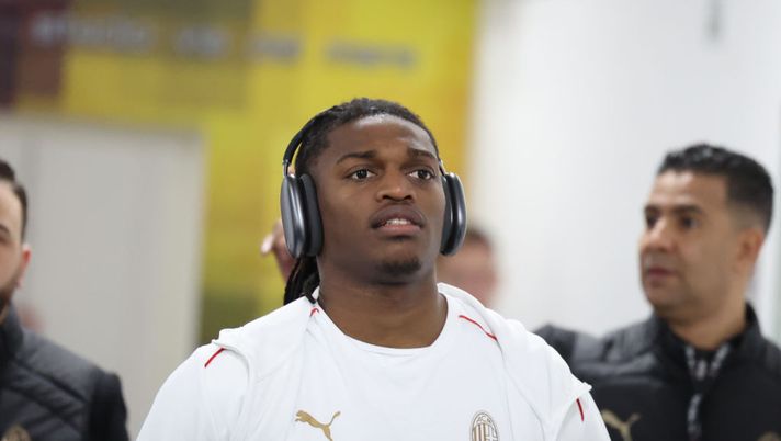 LECCE, ITALY - MARCH 08: Rafael Leao of AC Milan arrives before the Serie A match between Lecce and AC Milan at Stadio Via del Mare on March 08, 2025 in Lecce, Italy. (Photo by Claudio Villa/AC Milan via Getty Images) milan-bologna-interviste-leao-mediaset-finale-olimpico-diretta-live-risultato-coppa-italia-2