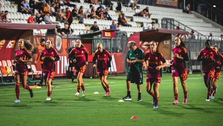 ROME, ITALY - SEPTEMBER 11: AS Roma players warm-up prior to the UEFA Women's Champions League match between AS Roma and Sporting Club at Stadio Tre Fontane on September 11, 2025 in Rome, Italy. (Photo by Fabio Rossi/AS Roma via Getty Images) Women’s CL, Roma-Valerenga 0-1: decide Brekken. Le giallorosse perdono ancora - immagine 1