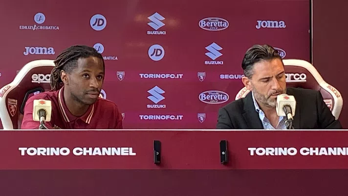 Adrien Tameze e Davide Vagnati durante la presentazione del centrocampista