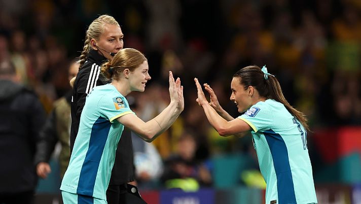 MELBOURNE, AUSTRALIA - JULY 31: Hayley Raso (R) of Australia is substituted by Clare Hunt (L) during the FIFA Women's World Cup Australia & New Zealand 2023 Group B match between Canada and Australia at Melbourne Rectangular Stadium on July 31, 2023 in Melbourne, Australia. (Photo by Cameron Spencer/Getty Images) Primo posto in volata per l’Australia: 4-0 al Canada, avanti anche la Nigeria - immagine 1