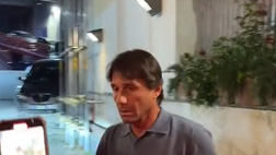 Conte incontra i tifosi, ma poi li blocca: nervosismo per il tecnico azzurro