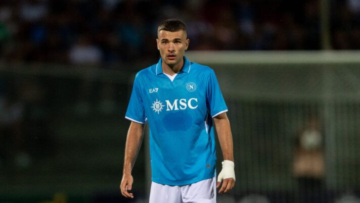 CASTEL DI SANGRO, ITALY - JULY 31: SSC Napoli player Alessandro Buongiorno in action during the friendly match between SSC Napoli and Brest at Stadio Teofilo Patini on July 31, 2024 in Castel di Sangro, Italy. (Photo by SSC NAPOLI/SSC NAPOLI via Getty Images) Difensori, la Guida all’Asta per il fantacalcio 2024-25: la divisione in fasce e chi prendere - immagine 1