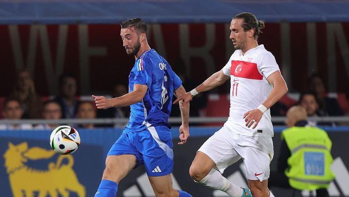 BOLOGNA, ITALY - JUNE 4: Bryan Cristante of Italy passes the ball next to Yusuf Yazıcı of Turkiye during the international Friendly match between Italy and Turkiye at Renato Dall'Ara Stadium on June 4, 2024 in Bologna, Italy. (Photo by Gabriele Maltinti/Getty Images) Match noioso ed inesistenti emozioni: parità tra Italia e Turchia all’intervallo - immagine 1