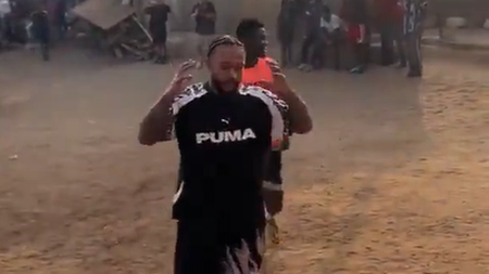 Depay durante una partita di calcetto improvvisata nella periferia di Accra, capitale del Ghana (Fonte Video Account X Africa Facts Zone)