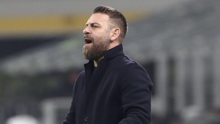 MILAN, ITALY - JANUARY 08: Genoa CFC coach Daniele De Rossi reacts during the Serie A match between AC Milan and Genoa CFC at Giuseppe Meazza Stadium on January 08, 2026 in Milan, Italy. (Photo by Marco Luzzani/Getty Images) De Rossi: “Come sta Messias. Rigori sbagliati? Un trauma! Su Colombo, Stanciu e la buca di Pavlovic…” - immagine 1