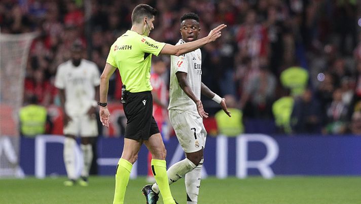 MADRID, SPAIN - SEPTEMBER 29: Referee Busquets Ferrer (L) orders Vinicius Junior (R) of Real Madrid CF to move out during the LaLiga match between Atletico de Madrid and Real Madrid CF at Estadio Civitas Metropolitano on September 29, 2024 in Madrid, Spain. (Photo by Gonzalo Arroyo Moreno/Getty Images) Prossima tappa Madrid: Vinicius, quattro colchoneros arrestati… - immagine 1