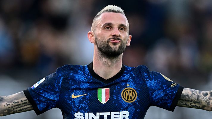 LA SPEZIA, ITALY - APRIL 15: Marcelo Brozovic of FC Internazionale celebrates with teammates after scoring his team's first goal during the Serie A match between Spezia Calcio and FC Internazionale at Stadio Alberto Picco on April 15, 2022 in La Spezia, Italy. (Photo by Mattia Ozbot - Inter/Inter via Getty Images) Inter, un tifoso: “Brozovic vada, no scontenti”. Fognini svela: “Ma lui non vuole…” - immagine 1