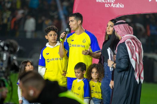 Cristiano Ronaldo e suo figlio, Cristiano Jr, in una foto di famiglia. (Foto di Yasser Bakhsh/Getty Images) La dinastia continua: il figlio di CR7 convocato dall’Under 15 portoghese- immagine 2