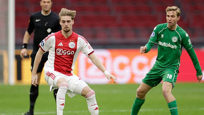 AMSTERDAM, NETHERLANDS - DECEMBER 2: (L-R) Kenneth Taylor of Ajax, Tygo Land of FC Groningen during the Dutch Eredivisie match between Ajax v FC Groningen at the Johan Cruijff Arena on December 2, 2025 in Amsterdam Netherlands (Photo by Roy Lazet/Soccrates/Getty Images) Manna sta sondando ovunque, per il centrocampo piace anche Taylor: le ultime – GdS - immagine 1