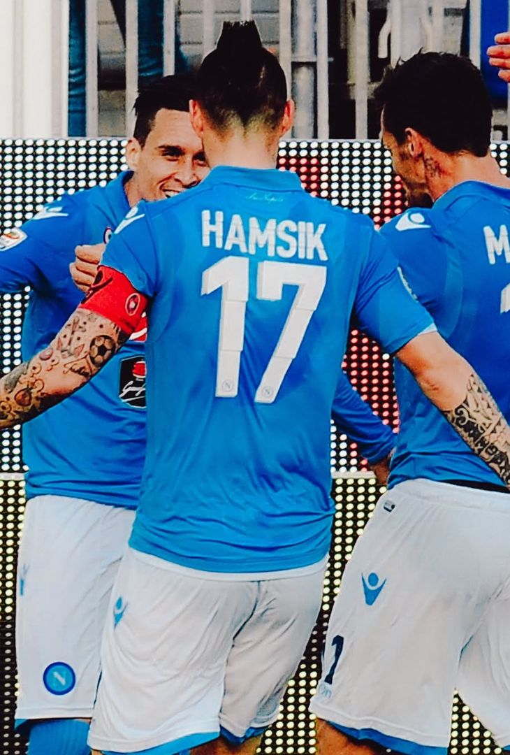 Poco più di 24 ore separano Cagliari-Napoli dal suo fischio d'inizio. Valevole per la 30ª giornata di Serie A, la gara andrà in scena domani, venerdì 20 marzo, alle 18:30. Nel frattempo, per smorzare l'attesa, l'account Instagram della società partenopea ha pubblicato un post composto da undici fotografie, una per ogni battaglia che ha avuto per protagoniste, sotto i riflettori dell'Unipol Domus (e ancor prima dello stadio Sant'Elia), la compagine sarda e quella partenopea. Un viaggio che parte dalla stagione 2010/11 e si conclude con quella più recente più recente, ossia la 2024/25.