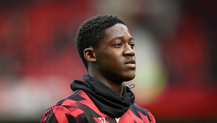 MANCHESTER, ENGLAND - OCTOBER 04: Kobbie Mainoo of Manchester United looks on during the warm up prior to the Premier League match between Manchester United and Sunderland at Old Trafford on October 04, 2025 in Manchester, England. (Photo by Gareth Copley/Getty Images) Roy Keane duro su Mainoo: “È circondato da persone non adatte, soprattutto in famiglia” - immagine 1